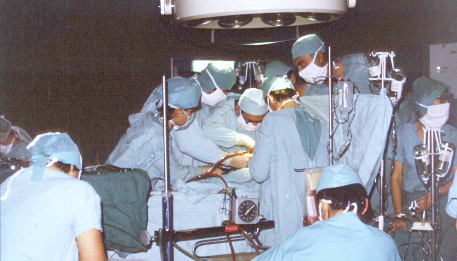 Sala operacyjna z pracującym w niej zespołem medyków. Zdjęcie archiwalne.