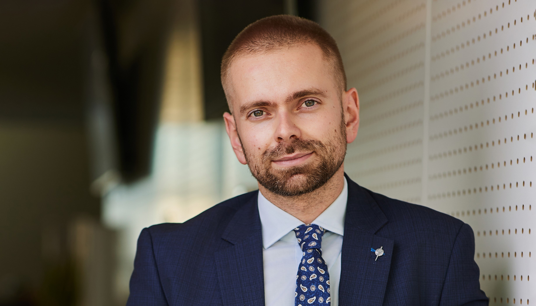 Młody mężczyzna w garniturze widziany od piersi w górę