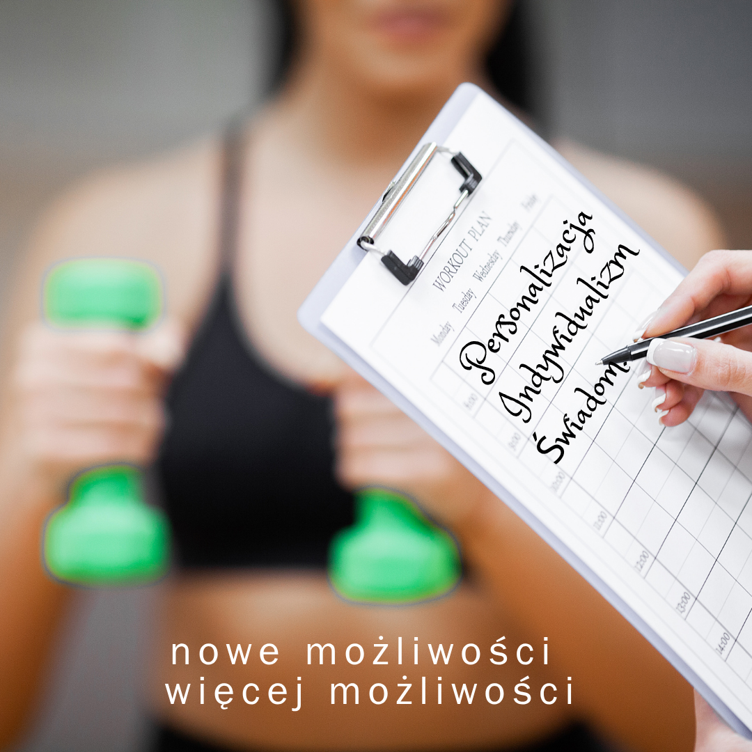 Opis alternatywny: Dłoń zapisująca na planie treningowym słowa „Personalizacja, Indywidualizm, Świadomość”. W tle nieostro widoczna osoba w sportowym stroju trzymająca zielone hantle. Na dole hasło: Nowe możliwości. Więcej możliwości.