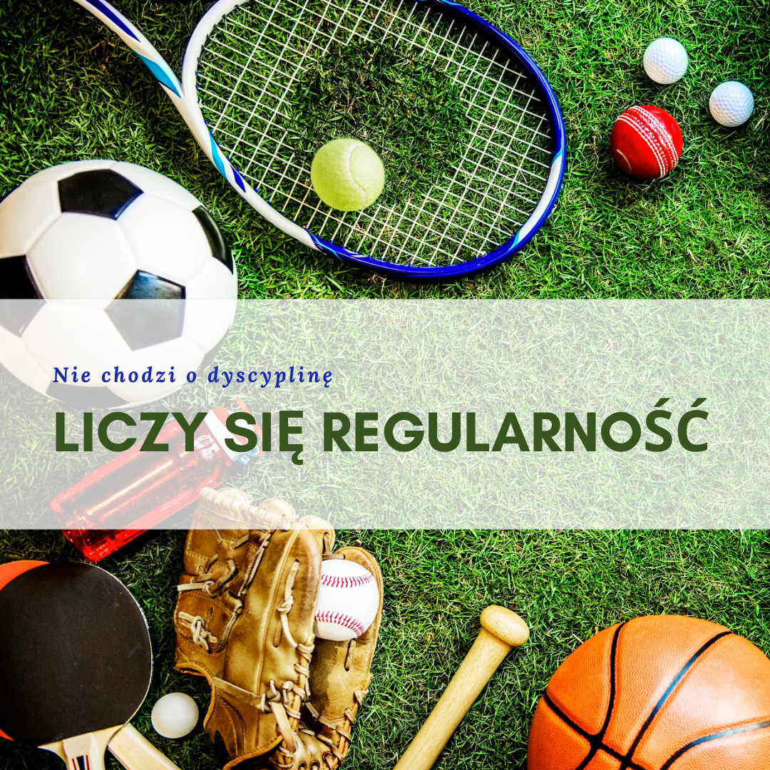 Zestaw sprzętów sportowych różnych dyscyplin, w tym piłka nożna, rakieta tenisowa, piłka do koszykówki, kij baseballowy, piłki golfowe i stół pingpongowy, ułożony na trawie. Na środku grafiki napis: „Nie chodzi o dyscyplinę. Liczy się regularność”.