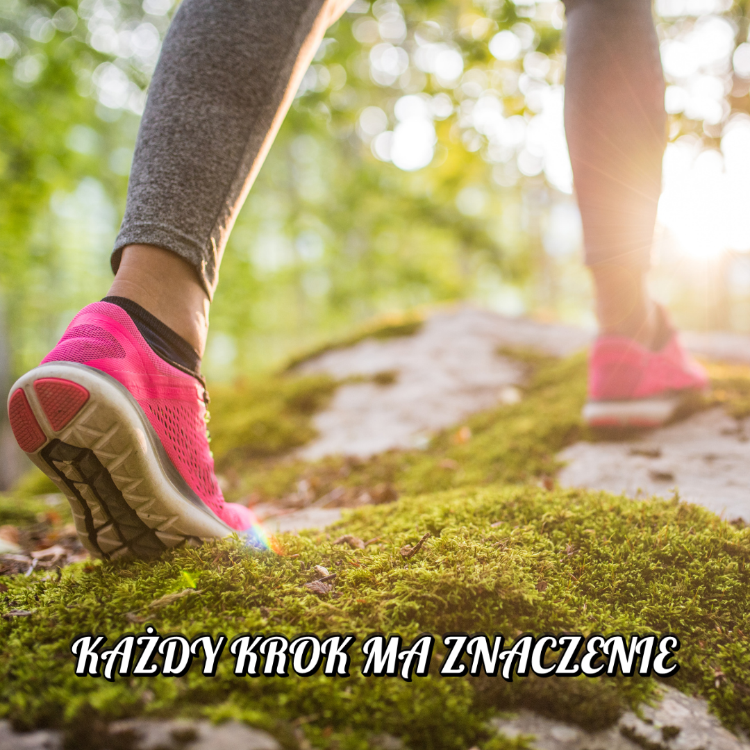 Zbliżenie na nogi osoby idącej po pokrytym mchem kamieniu w lesie, w różowych butach sportowych. W tle promienie słońca przebijające przez drzewa. Na dole napis: „Każdy krok ma znaczenie”.