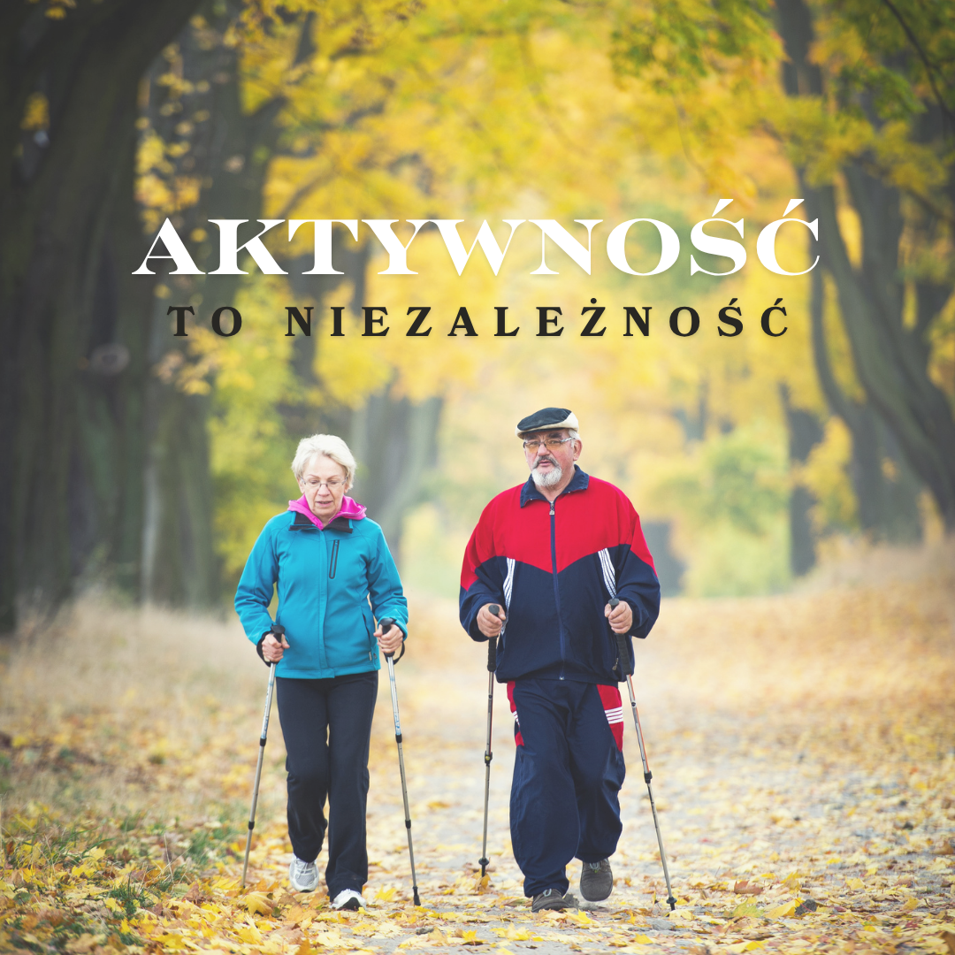 Starsza kobieta i mężczyzna idący z kijkami do nordic walking alejką w parku, otoczeni jesiennymi drzewami. Na górze napis: „Aktywność to niezależność”.