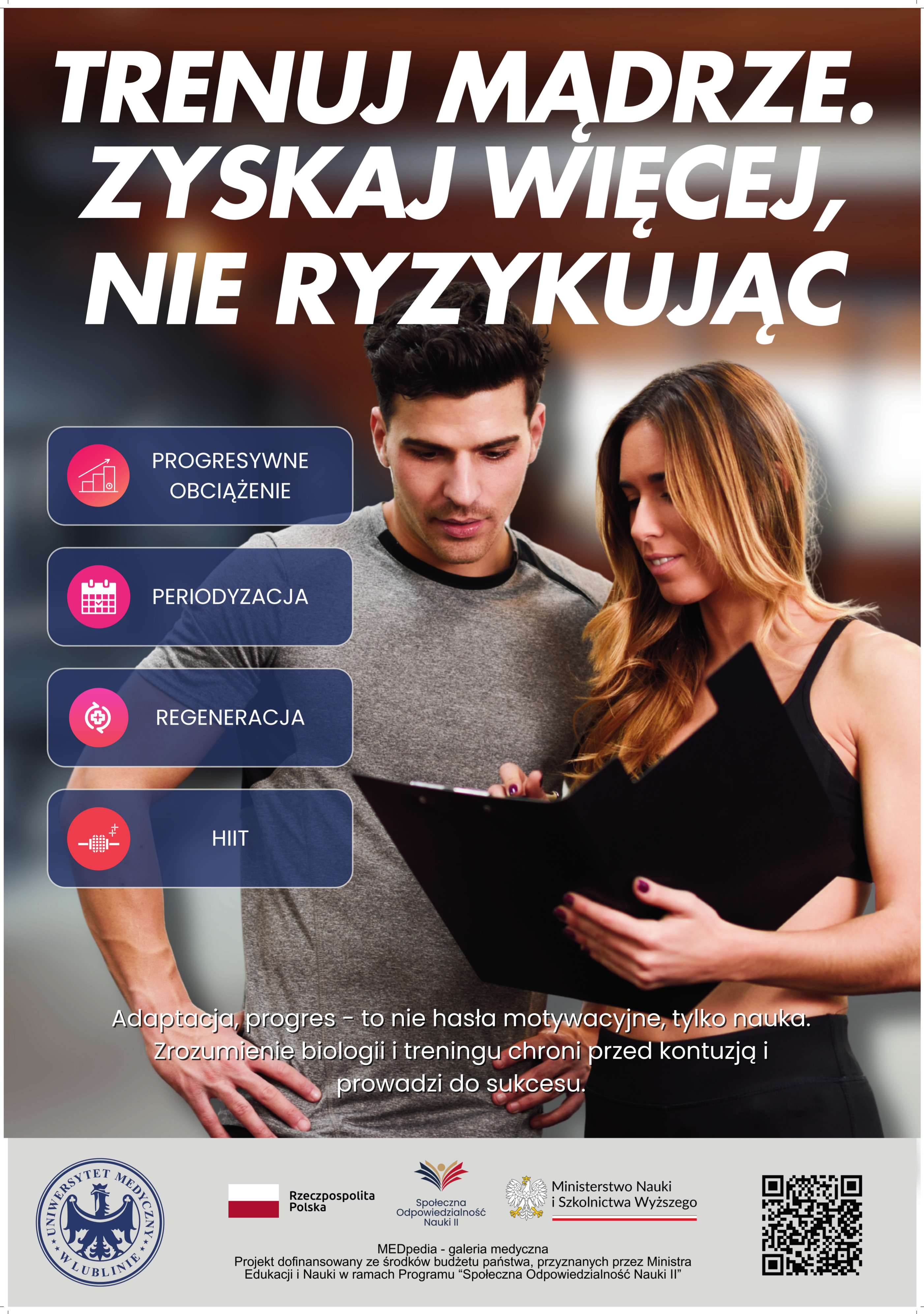 Kobieta i mężczyzna analizują plan treningowy. Nad nimi hasło: Trenuj mądrze. Zyskaj więcej, nie ryzykując”. Obok postaci widnieją hasła: progresywne obciążenie, periodyzacja, regeneracja, HIIT. Na dole tekst o znaczeniu wiedzy biologicznej w bezpiecznym treningu oraz logotypy Uniwersytetu Medycznego w Lublinie i instytucji wspierających. Obok kod QR, który prowadzi do treści na portalu internetowym.