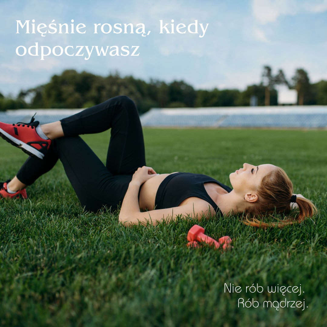 Kobieta w sportowym stroju leży na trawie po treningu, odpoczywając. Obok niej leżą czerwone hantelki. Na grafice widnieją napisy: „Mięśnie rosną, kiedy odpoczywasz” oraz „Nie rób więcej. Rób mądrzej.”