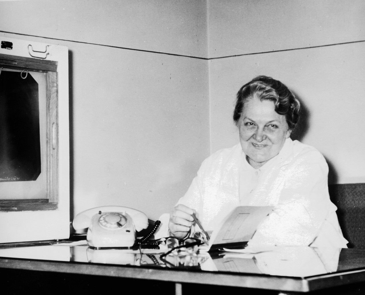 Kobieta za biurkiem. Zdjęcie czarno-białe